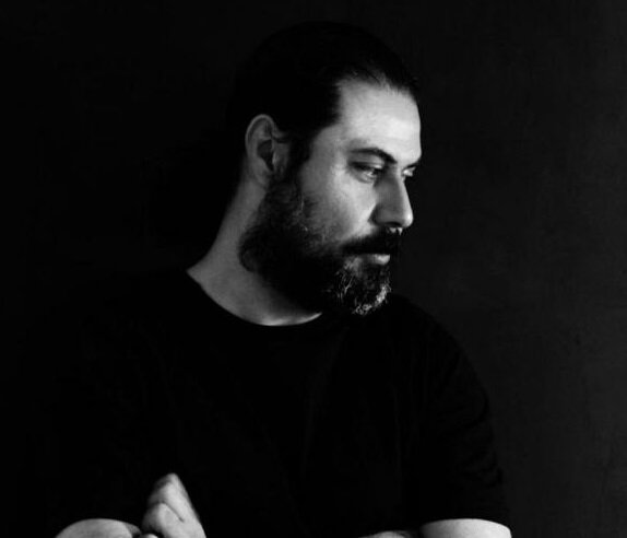 یکی از بهترین هنرمندان ایرانی چشم به راه خانه، از دنیا رفت/ ما درماندگان که چشمبهراهش بودیم را چه میماند، مگر اندوه؟