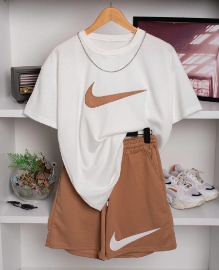 ست کردن با دامن های اسپرت و پلیسه