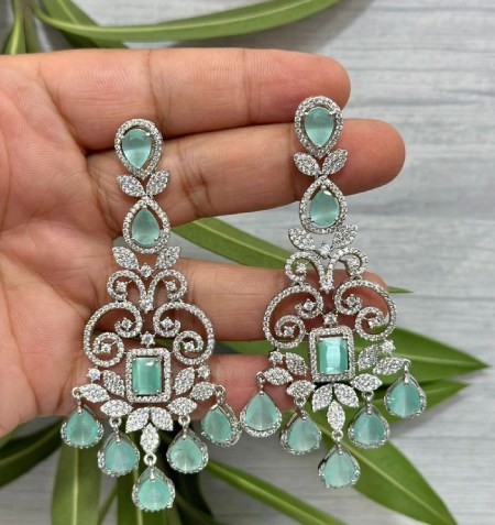 نحوه ست کردن گوشواره های شندلیر