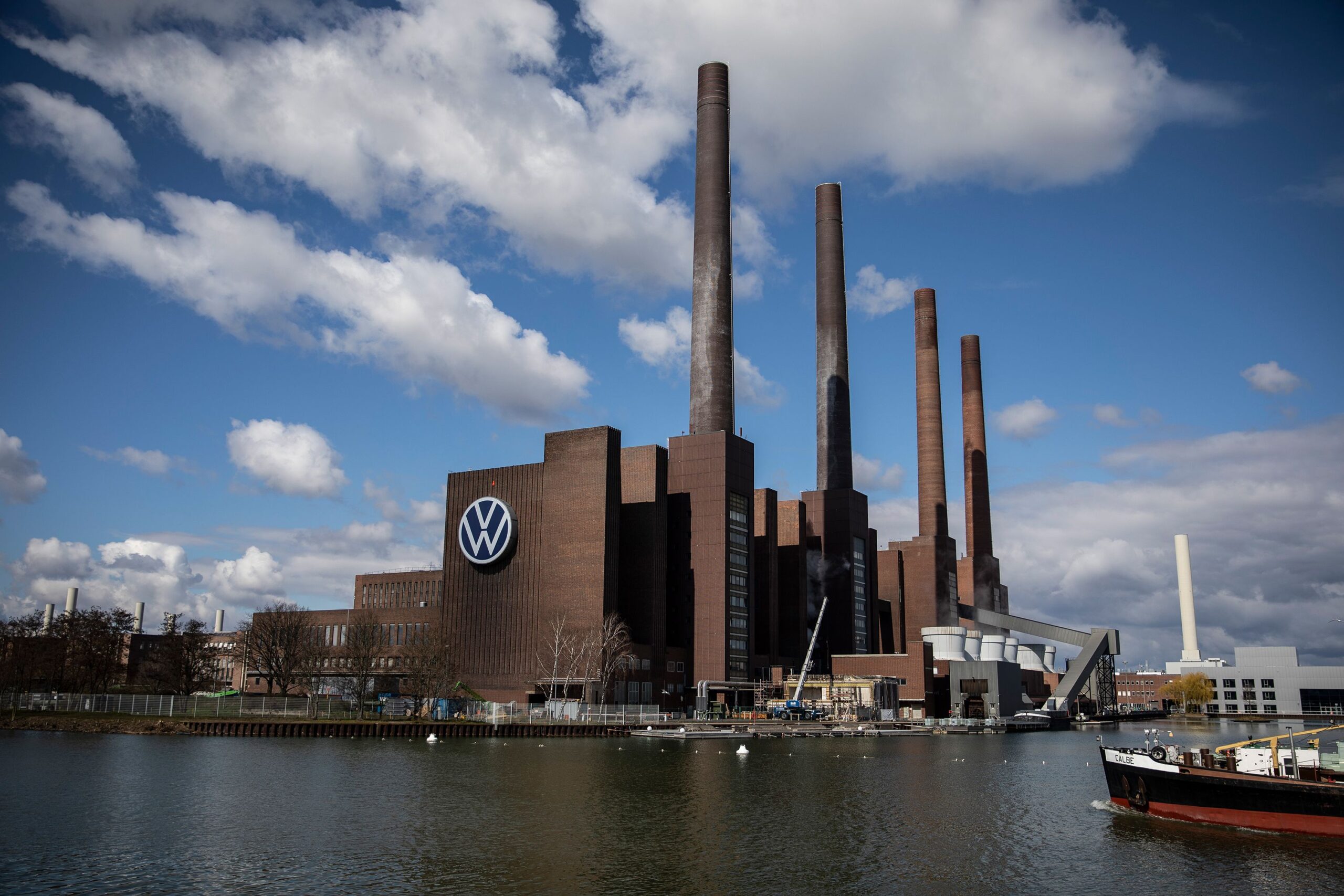Germany: VW Wolfsburg plant reopens after coronavirus shutdown | CNN Business