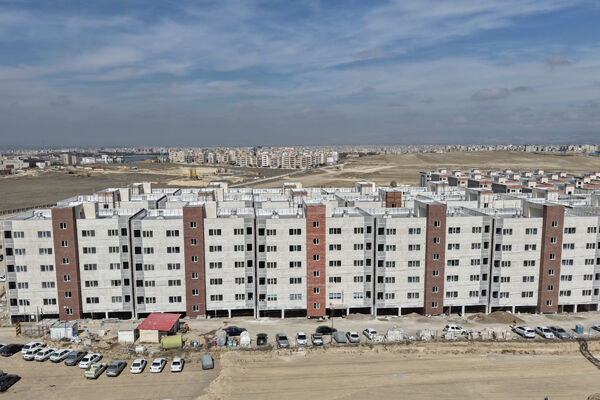 ویدئو : آخرین وضعیت احداث پروژه ۸۲۰ واحدی قطعه یک شهدای طلاییه در شهرک سردار شهید سلیمانی اردبیل