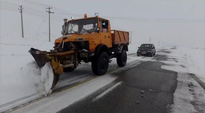 ویدئو | اجرای عملیات برفروبی و شن و نمک پاشی توسط راهداران شهرستان خوانسار در استان اصفهان