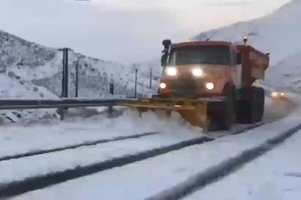 اجرای عملیات ️برف‌روبی و شن و نمک‌پاشی محور سربیشه به درمیان