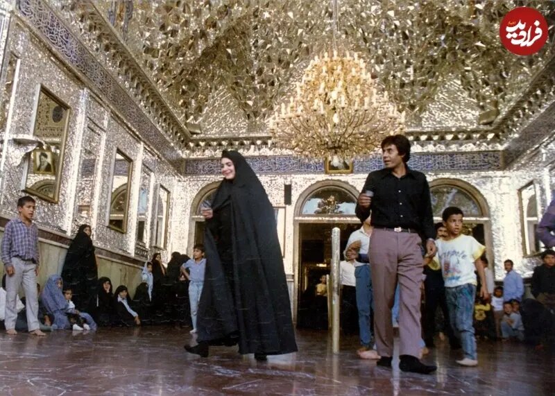 بیتا فرهی، ۳۱ ساله در کنار خسرو شکیبایی در حرم شاه‌عبدالعظیم؛ سال ۱۳۶۸/ عکس