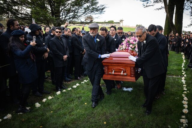 تصاویری تازه از خاکسپاری بهرام بیضایی