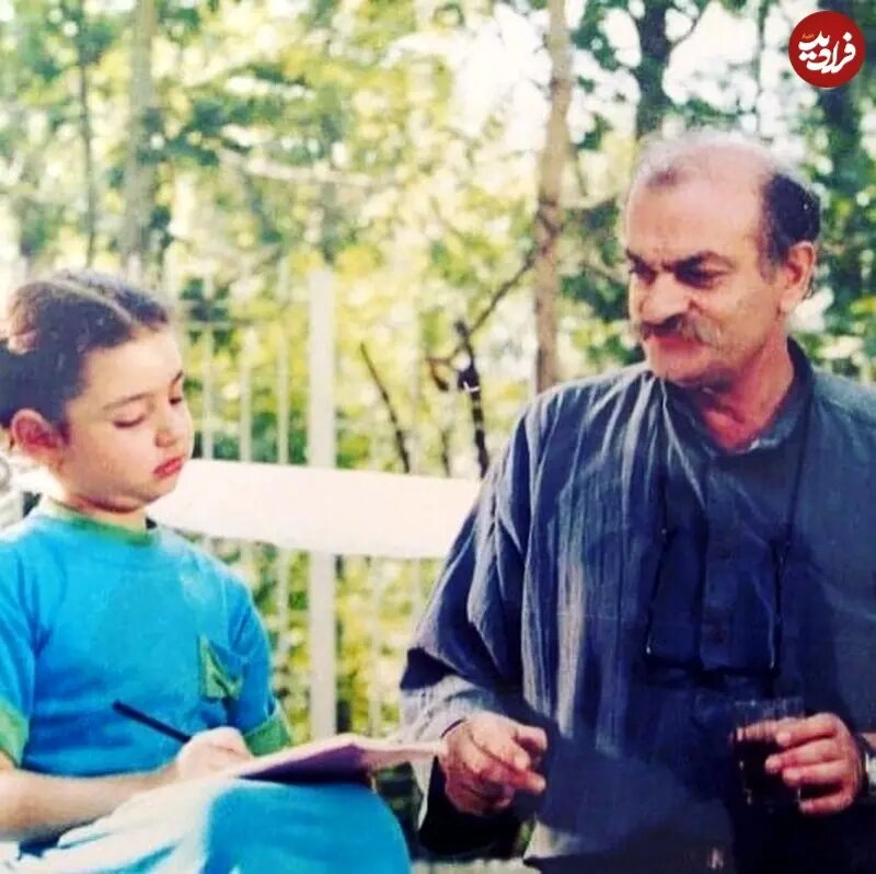 فتحعلی اویسی ۴۷ ساله در پشتصحنه «مریم و میتیل»؛ سال ۱۳۷۱/ عکس