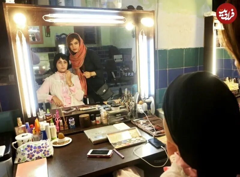 «پریناز ایزدیار» با موبایل در پشتصحنه سریال «شهرزاد»؛ سال 94