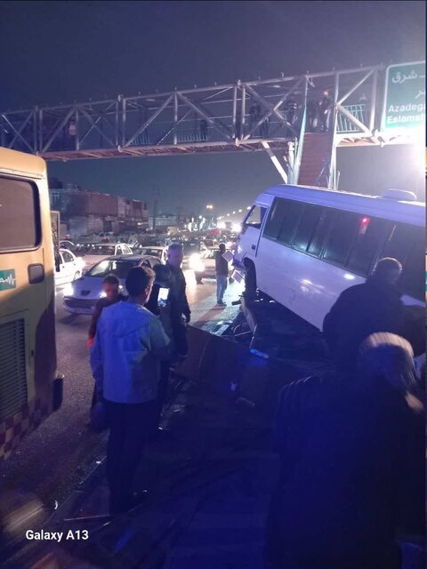 تصادف زنجیرهای در بزرگراه آیتالله سعیدی/ ۱۰ نفر مصدوم شدند تصادف زنجیرهای در بزرگراه آیتالله سعیدی/ ۱۰ نفر مصدوم شدند