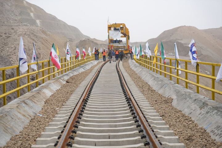 ثبت رکوردهای تازه در توسعه شبکه ریلی/ بهره‌برداری از ۳۲۵ کیلومتر خط آهن جدید تا پایان سال