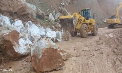  بازگشایی محور کوهستانی منج - بارز پس از ریزش سنگ‌