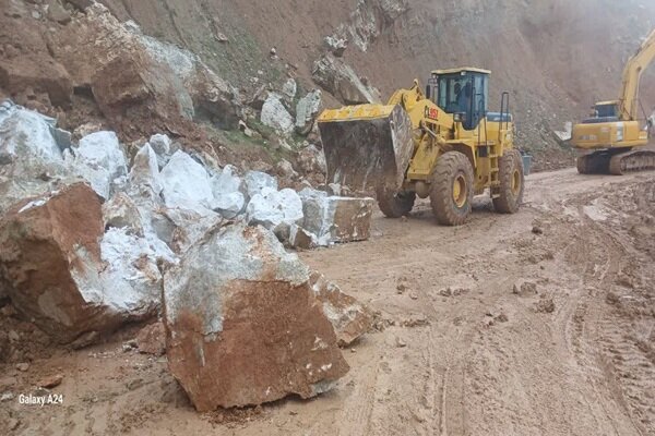  بازگشایی محور کوهستانی منج - بارز پس از ریزش سنگ‌
