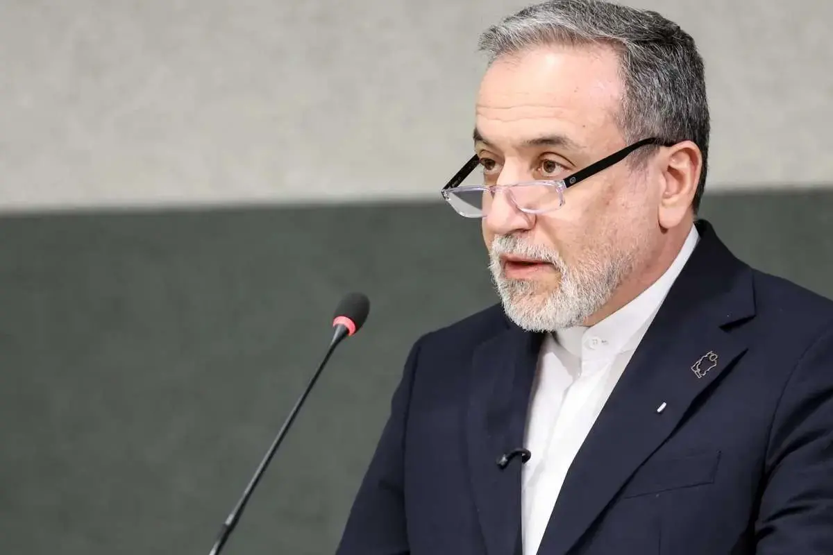 تصاویر توجه‌برانگیز از ورود عراقچی به اسلام‌آباد+ عکس