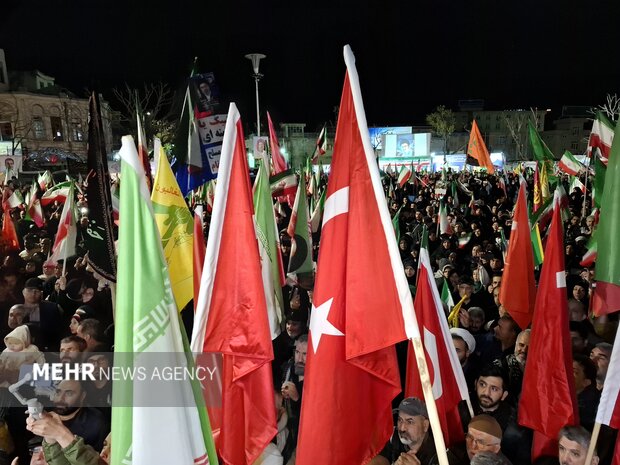 مردم چادگان همچنان در میدان