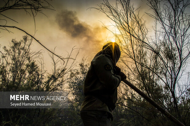 مهار آتش‌سوزی اراضی ملی روستای اوز نور با چهار ساعت تلاش