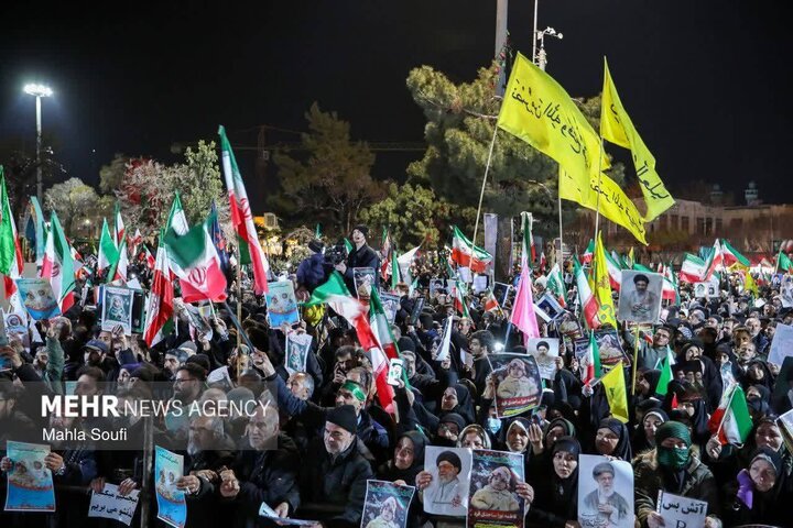 میدان‌داری مردم اراک در شب‌های حماسه زیر بارش شدید باران