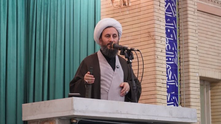 امام جمعه خوی: ایران در برابر تهدید دشمن عقب‌ نشینی نمی‌کند