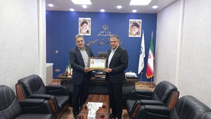 اهدای کارت «همیار طبیعت» به فرمانداران ۳ شهرستان لرستان اهدای کارت «همیار طبیعت» به فرمانداران ۳ شهرستان لرستان