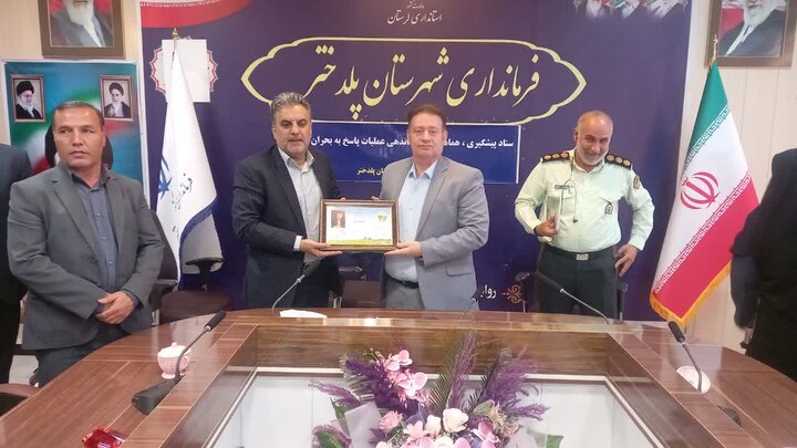 اهدای کارت «همیار طبیعت» به فرمانداران ۳ شهرستان لرستان اهدای کارت «همیار طبیعت» به فرمانداران ۳ شهرستان لرستان