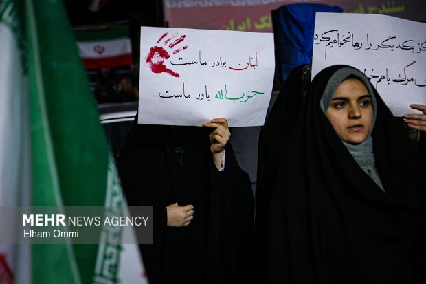 با دست‌نوشته‌های همدردی با فلسطین و لبنان به تجمعات امشب بیایید