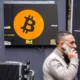 بیت‌کوین از جمع ۱۰ دارایی برتر خارج شد