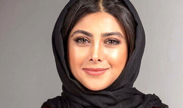 عکس | استایل آزاده صمدی در کنار خودروی لوکس مرسدس بنز G کلاس