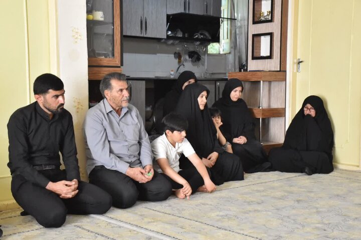 مسئولان لرستان با خانواده شهید «مرتضی بهرامی» دیدار کردند مسئولان لرستان با خانواده شهید «مرتضی بهرامی» دیدار کردند