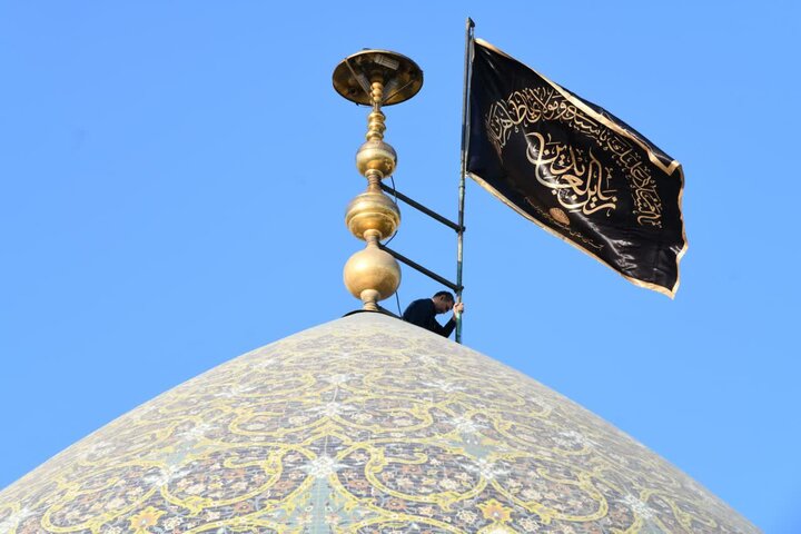 اهتزار پرچم عزای حسینی در شب اول محرم بر فراز حرم حضرت عبدالعظیم(ع)