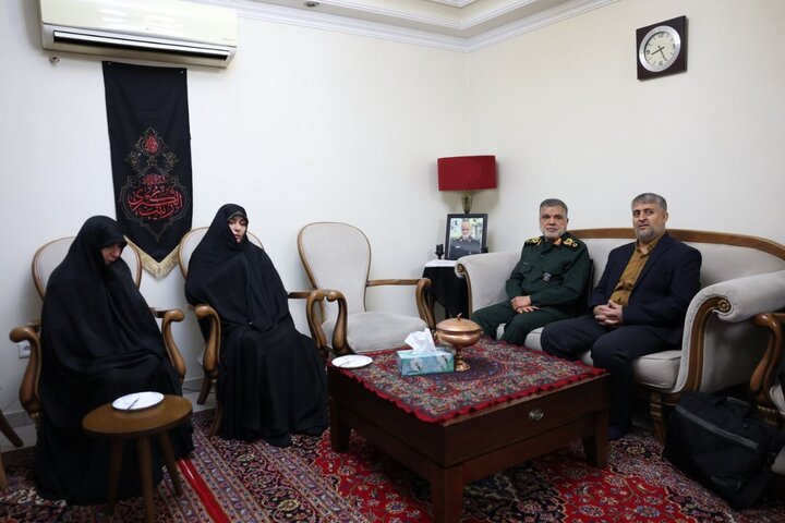دیدار معاون هماهنگ‌کننده نیروی زمینی سپاه باخانواده شهید ابراهیم‌زاده