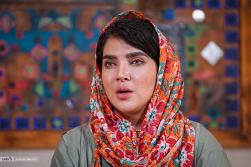 سارا رسول‌زاده روی صحنه می‌رود