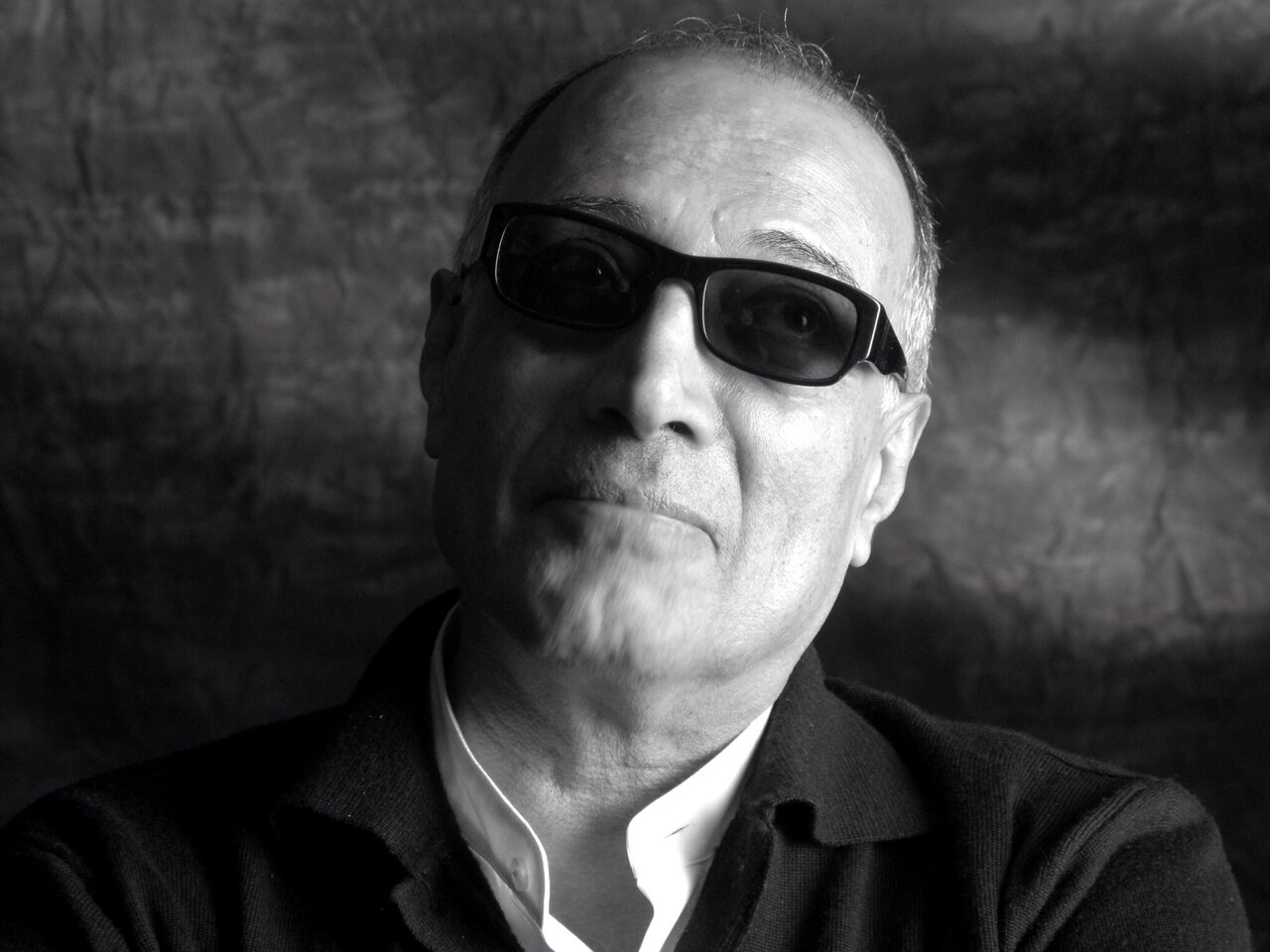 قلندری که سینمای جهان را به جادههای خاکی ایران برد/چگونه پسربچهای گوشهگیر به اسطوره سینمای جهان تبدیل شد؟ عباس کیارستمی؛ از حیاط مدرسه جم تا نخل طلای کن؛ مسیر غیرقابلتکرار یک ذهن متفاوت