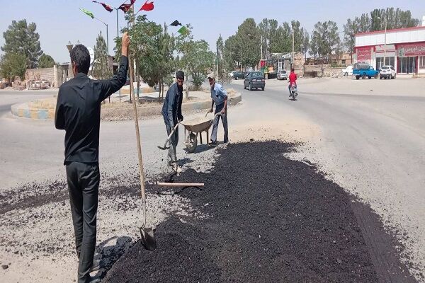 لکه گیری محورهای مواصلاتی گناباد با مصرف بیش از ۳۰۰ تن آسفالت سرد