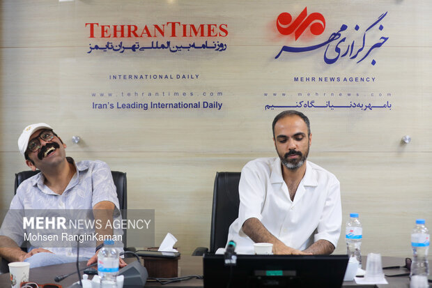 نمایشی که بازیگرانش روی آجر بازی میکنند/ مردم کف خیابان از تئاترها جلوتر هستند مردم کف خیابان از تئاترها جلوتر هستند؛ پایانبندی نمایش کلیشهای نیست!