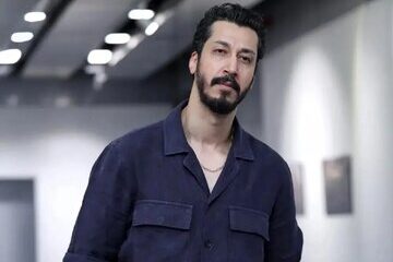 عکس | استایل بهرام افشاری در مراسم تشییع زنده‌یاد اکبر عبدی