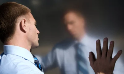 پژوهش جدید: خودشیفته‌ها بیشتر در معرض وابستگی به چت‌بات‌ها هستند