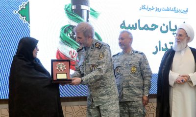 اهداء نشان فداکاری به خانواده شهید صحرایی