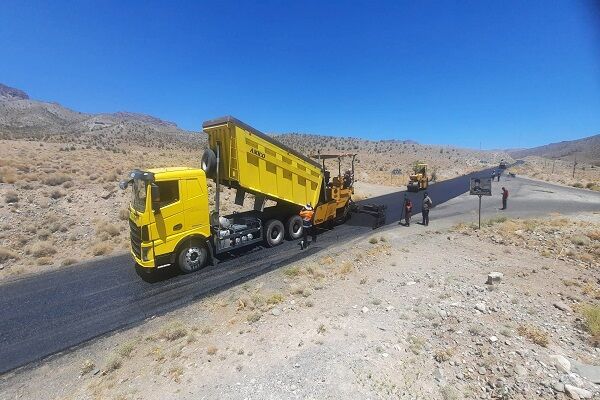 ببینید/ عملیات روکش آسفالت محور روستایی شصت فیچ بافت در استان کرمان
