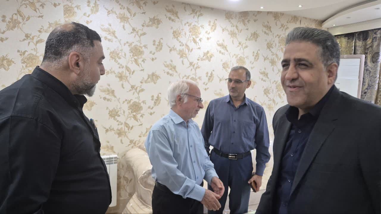 ببینید | همزمان با روز خبرنگار مدیرکل راه و شهرسازی از روزنامه نگار پیشکسوت خوزستانی عیادت کرد