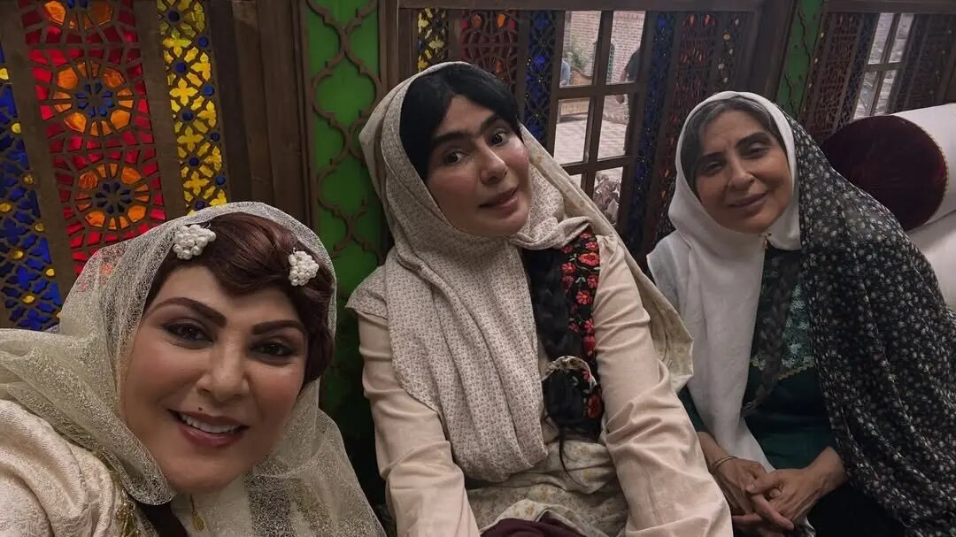 مرجانه گلچین، ترلان پروانه و گلاره عباسی در پشت صحنه «بامداد خمار»