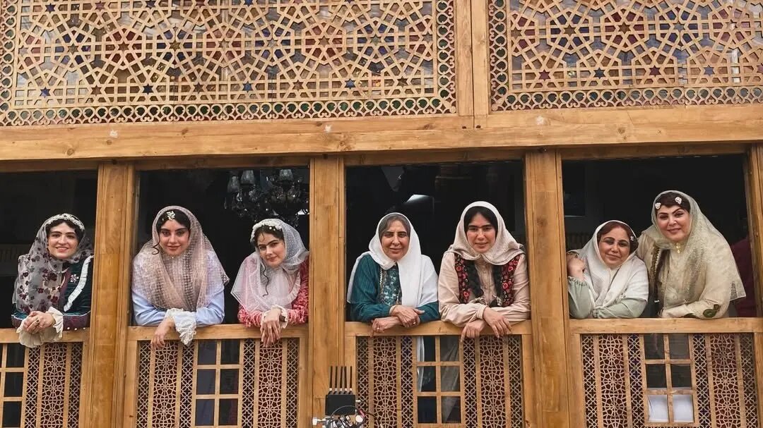 مرجانه گلچین، ترلان پروانه و گلاره عباسی در پشت صحنه «بامداد خمار»