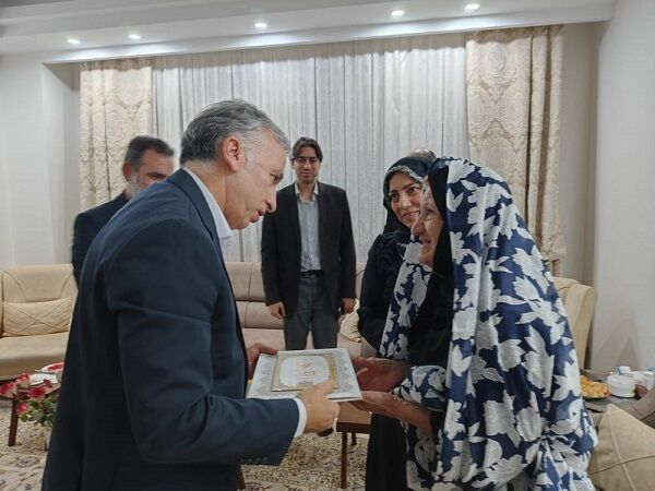 خانواده شهدا روایتگران زنده فرهنگ ایثار و فداکاری هستند