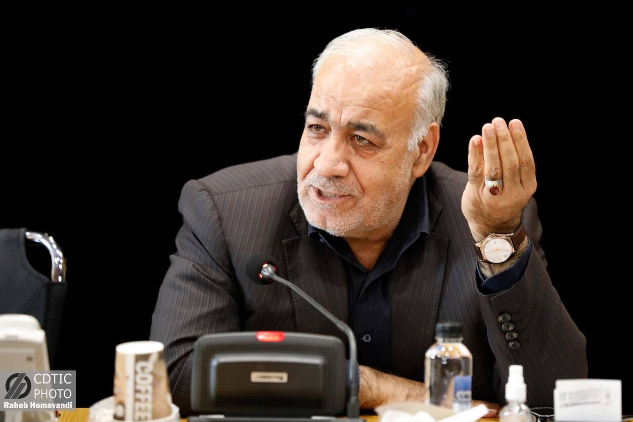 خبرنگار می‌تواند عملکرد یک دوره را به بخشی از حافظه تاریخی جامعه تبدیل کند