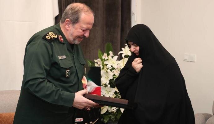 دیدار سردار ابن الرضا با خانواده شهدای جنگ رمضان