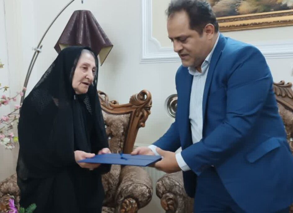 دیدار و ارتباط با خانواده‌های معظم شهدا تدوام یابد