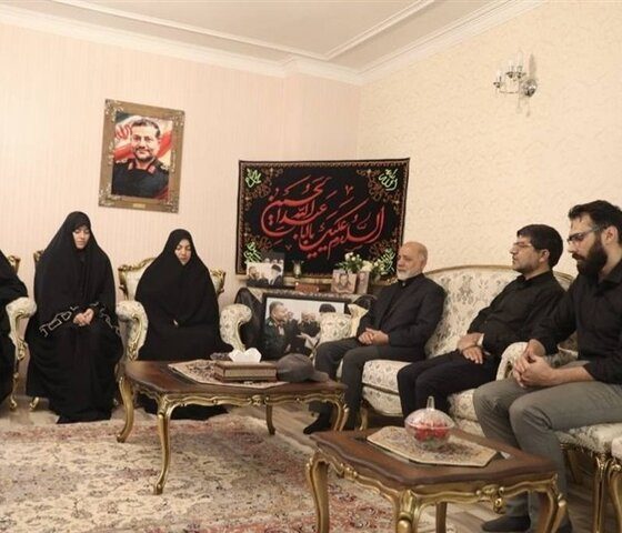 سرلشکر عبداللهی با خانواده شهید غلامرضا سلیمانی دیدار کرد