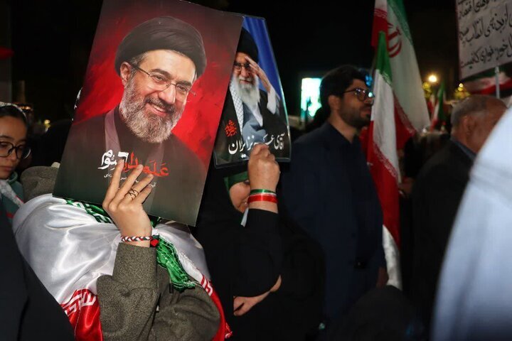 شکوه حضور بانوان ساوجی‌ در حمایت از ولایت فقیه در شب ۱۷۹