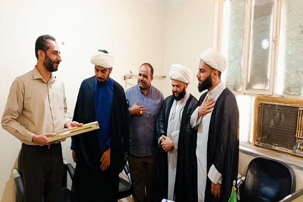 ببینید| آیین تقدیر امام جمعه شهرستان هویزه از رئیس اداره راه وشهرسازی شهرستان جهت اخذ سند تک برگ دفتر امام جمعه و مصلی نماز جمعه پس از بیست سال