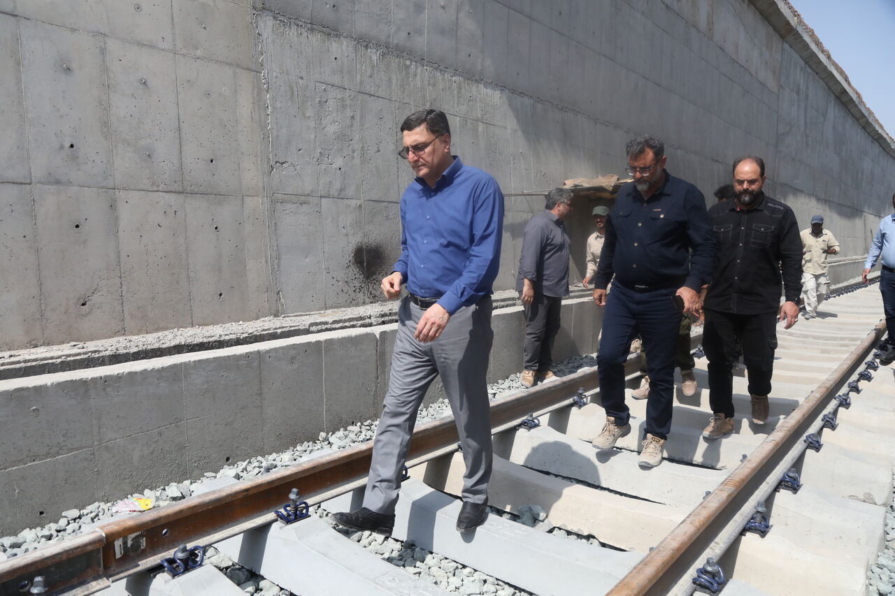 ببینید| بازدید از عملیات روسازی راه‌آهن چابهار-زاهدان