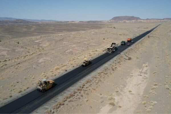 ببینید | تداوم اجرای عملیات روکش آسفالت محور نهبندان–زاهدان در کریدور چابهار–مشهد در استان خراسان جنوبی