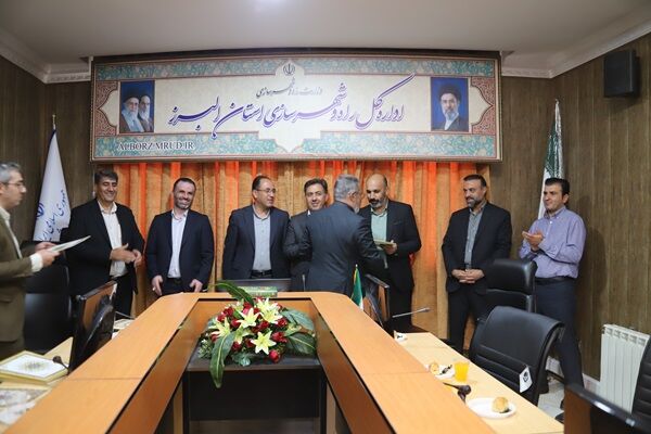 ببینید | تقدیر از کارکنان نمونه اداره‌کل راه و شهرسازی استان البرز به مناسبت هفته دولت و روز کارمند