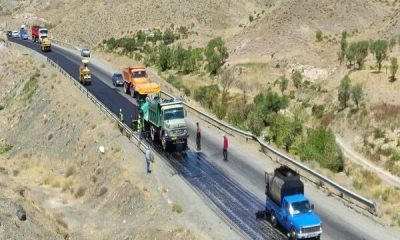 ببینید|عملیات اجرای روکش آسفالت گرم در محور چکنه آبروان خراسان رضوی به طول ۱۰ کیلومتر
